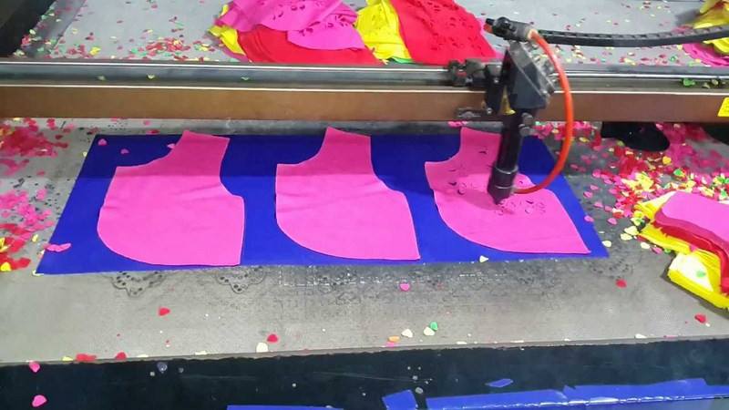 Máy cắt laze trên vải